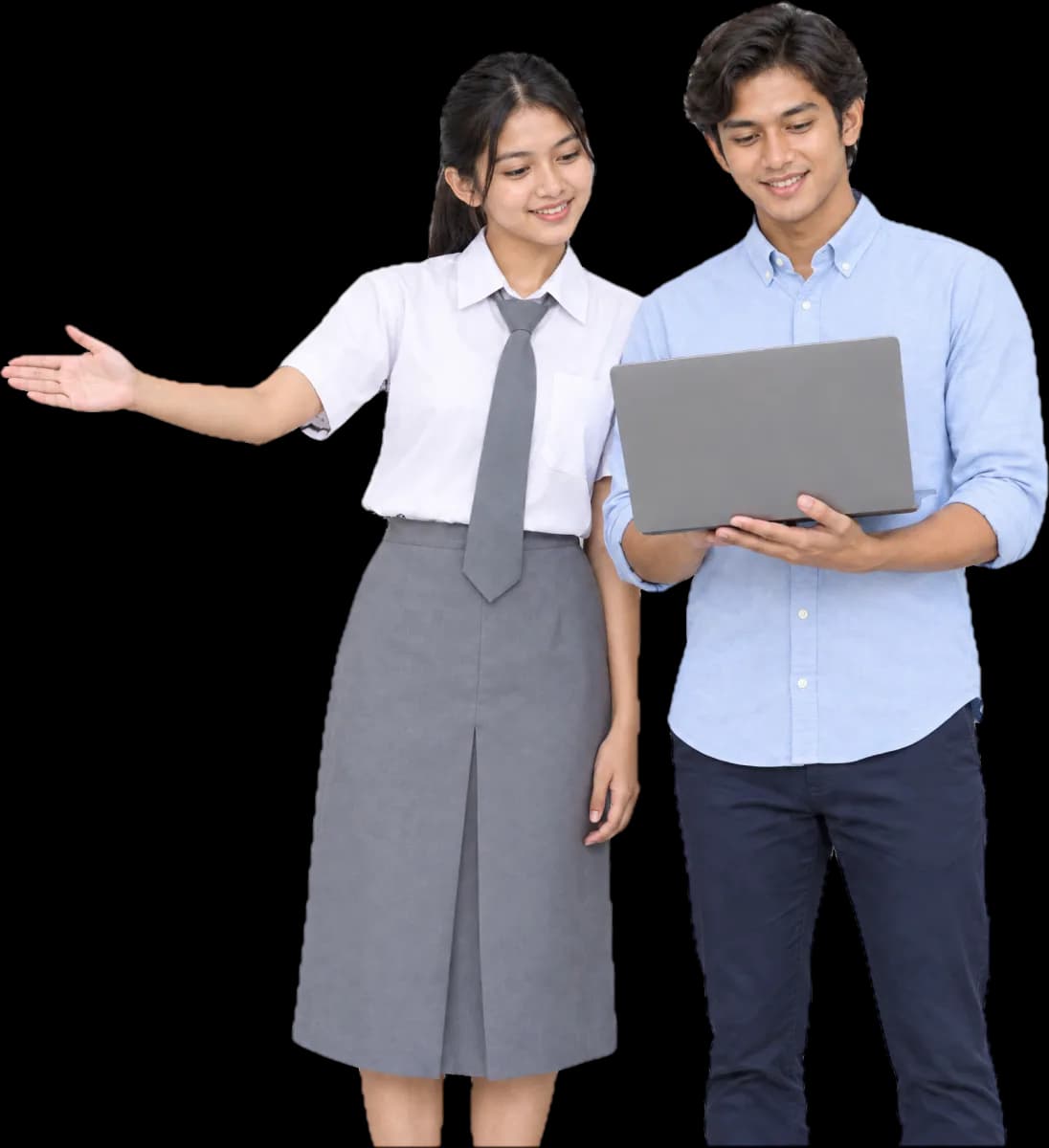 Seorang siswi berseragam dan seorang pemuda melihat laptop bersama sambil tersenyum